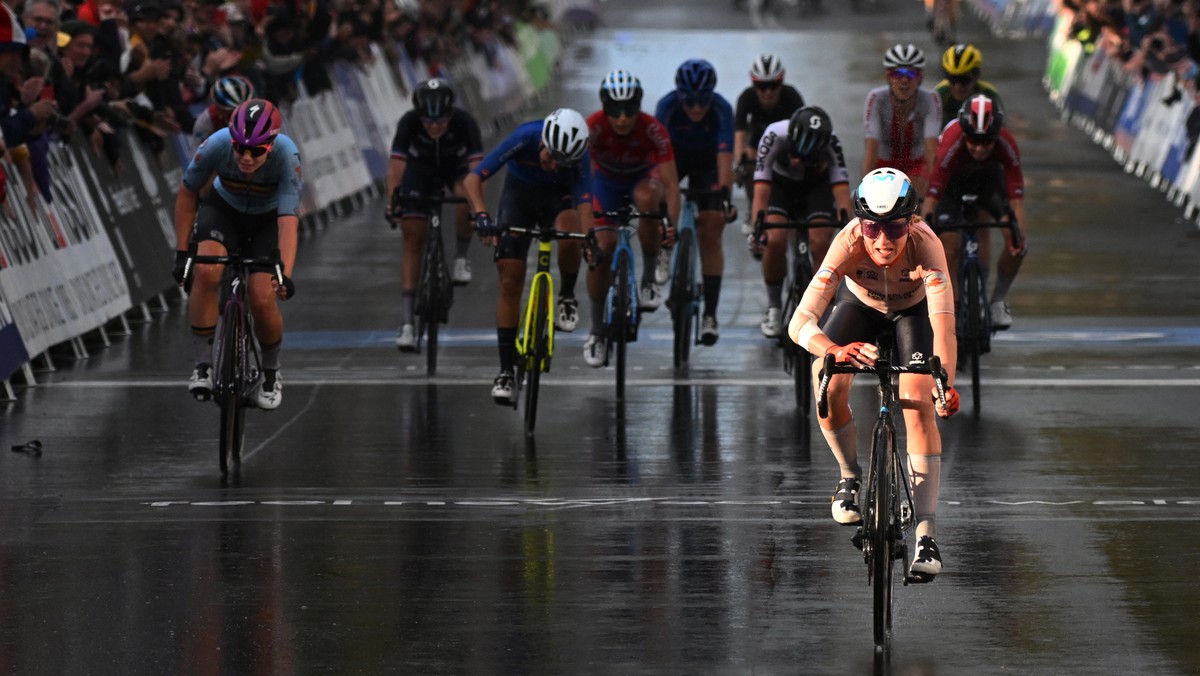 epa10203255 Annemiek van Vleuten of the Netherlands wins the gold medal in the Women?s Elite Road Race during the Women's Elite Road Race of the 2022 UCI Road World Championships in Wollongong, A ...