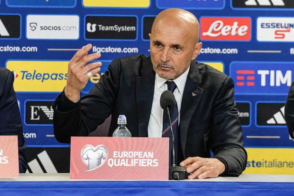 epa12161199 Italy&#039;s national team manager Luciano Spalletti speaks during a press conference after the FIFA World Cup 2026 qualifier match between Norway and Italy at Ullevaal Stadium in Oslo, No ...