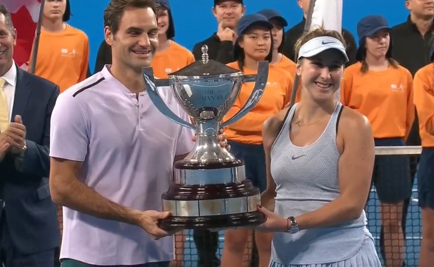 Da ist das Ding! Federer und Bencic präsentieren der Siegerpokal.