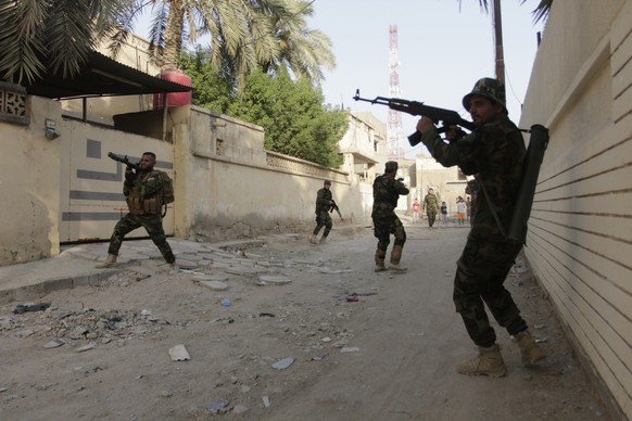 Mitglieder der Mahdi-Armee bei einer Schiessübung in Basra.