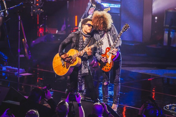 Lenny Kravitz und sein Gitarrist Craig Ross mit der riesigen Frisur.