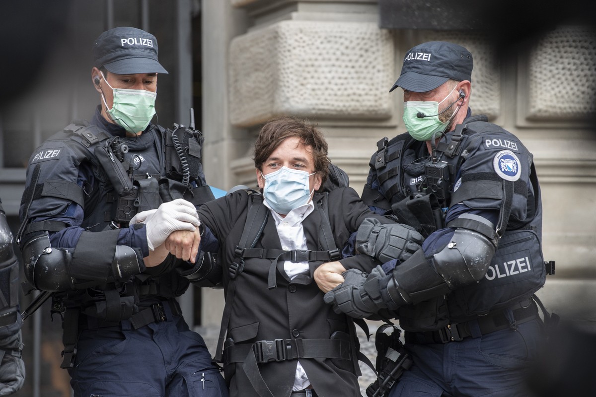 Menschen der Gruppierung von "Rise Up for Change" werden bei der Besetzung unter dem Motto "Transparenz aller Finanzfluesse" am Paradenplatz mit den Privatbanken Credit Suisse und  ...