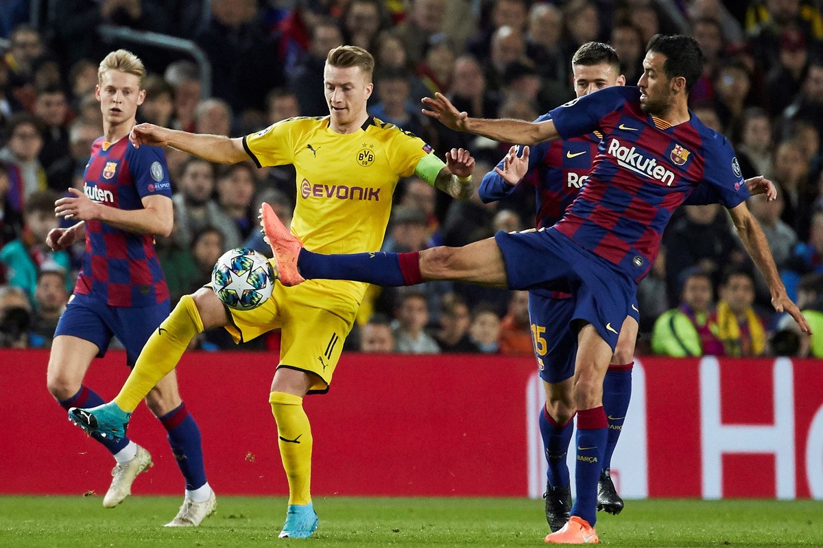 epa08029688 FC Barcelona's Sergio Busquets (R) in action against Borussia Dortmund's Marco Reus (2-L) during a UEFA Champions League's group F soccer match between FC Barcelona and Boru ...