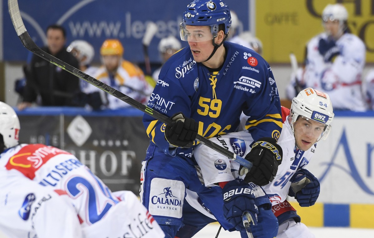 Davos' Dario Simion, links, gegen Zuerichs' Christian Marti, beim Eishockey-Qualifikationsspiel der National League A zwischen dem HC Davos und den ZSC Lions, am Sonntag, 28. Januar 2018, in ...
