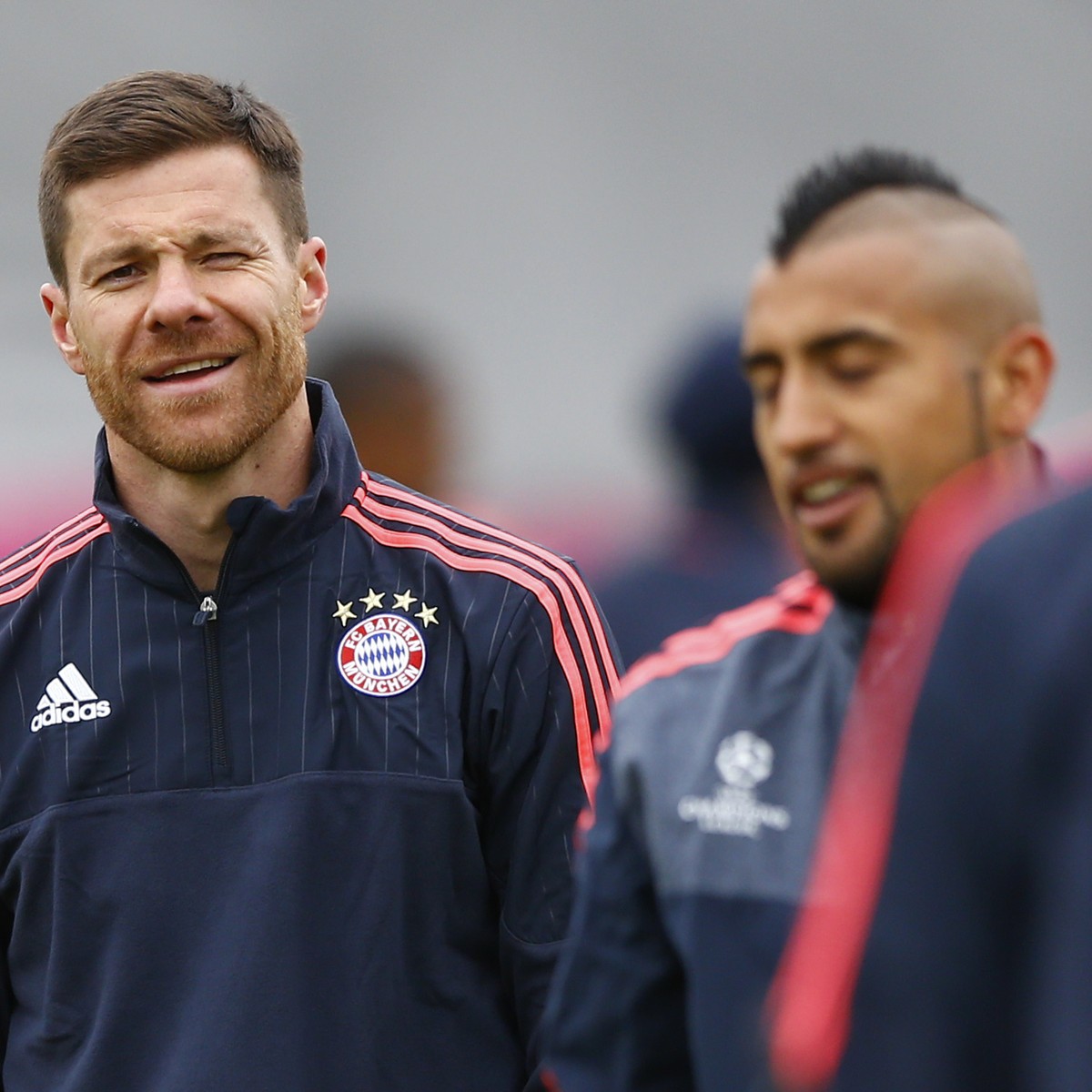 Mit der Lockerheit könnte es für Xavi Alonso (links) und Arturo Vidal bald vorbei sein.