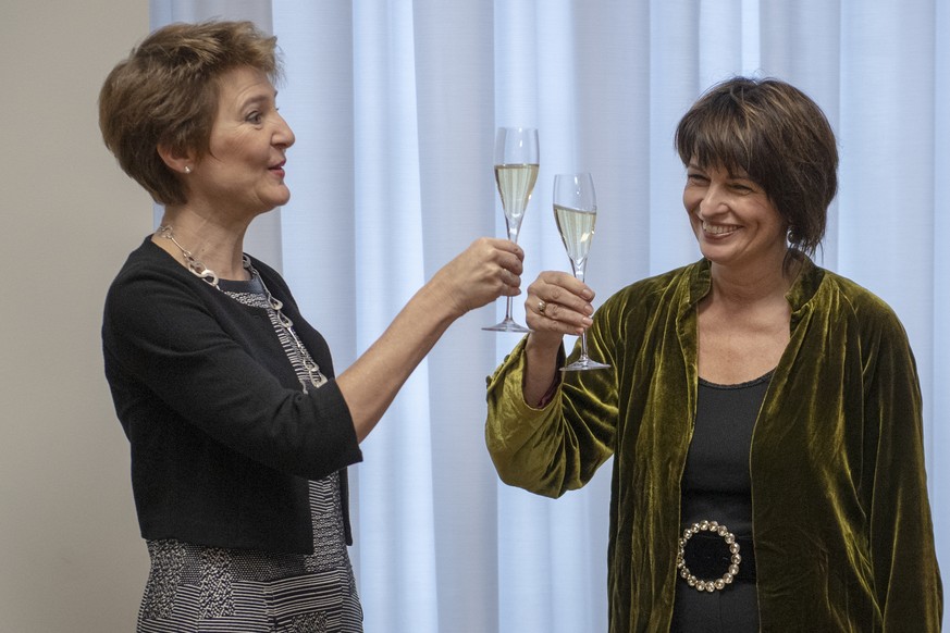 Bundesraetin Doris Leuthard, CVP, UVEK, rechts, stoesst an mit Bundesraetin Simonetta Sommaruga SP, EJPD, bei der symbolischen Schluesseluebergabe an ihre Nachfolgerin im Departement UVEK, am Freitag, ...