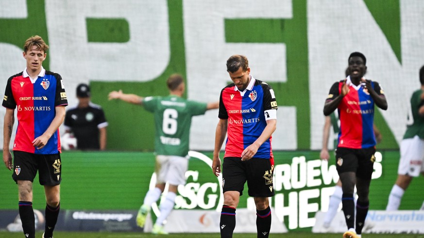 Betretene Basler um Fabian Frei, Mitte, nach dem 2-1 im Fussball Super League Spiel zwischen dem FC St. Gallen und dem FC Basel, am Samstag, 22. Juli 2023, im Kybunpark in St. Gallen. (KEYSTONE/Gian E ...