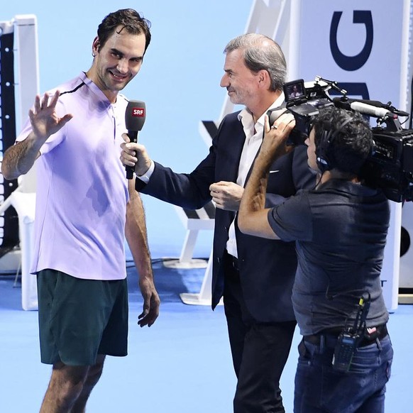 Der Schweizer Roger Federer und SRF- Tennisexperte Heinz Guenthardt beim Swiss Indoors Tennisturnier in der St. Jakobshalle in Basel, am Freitag, 27. Oktober 2017. (KEYSTONE/Kurt Schorrer) *** Local C ...