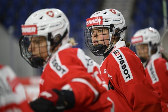 Die Schweizerinnen Alina Mueller, rechts und Lara Stalder im Womens Hockey Euro Tour Spiel der Frauen Eishockey Nationalmannschaft zwischen der Schweiz und Finlad, fotografiert am Samstag, 30. August  ...