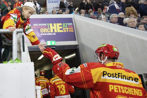 Ein junger Bieler Fan klatscht in der ersten Drittelspause mit Biels Will Petschenig ab, im Eishockey Meisterschaftsspiel der National League zwischen dem EHC Biel und Geneve-Servette HC, am Samstag,  ...