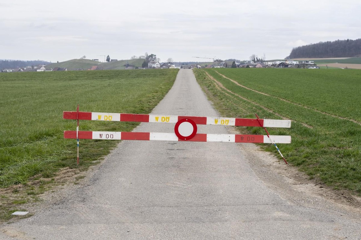Eine abgeriegelte Landstrasse an der Grenze zu Deutschland, aufgenommen am Dienstag, 17. Maerz 2020 in Doerflingen. (KEYSTONE/Ennio Leanza)