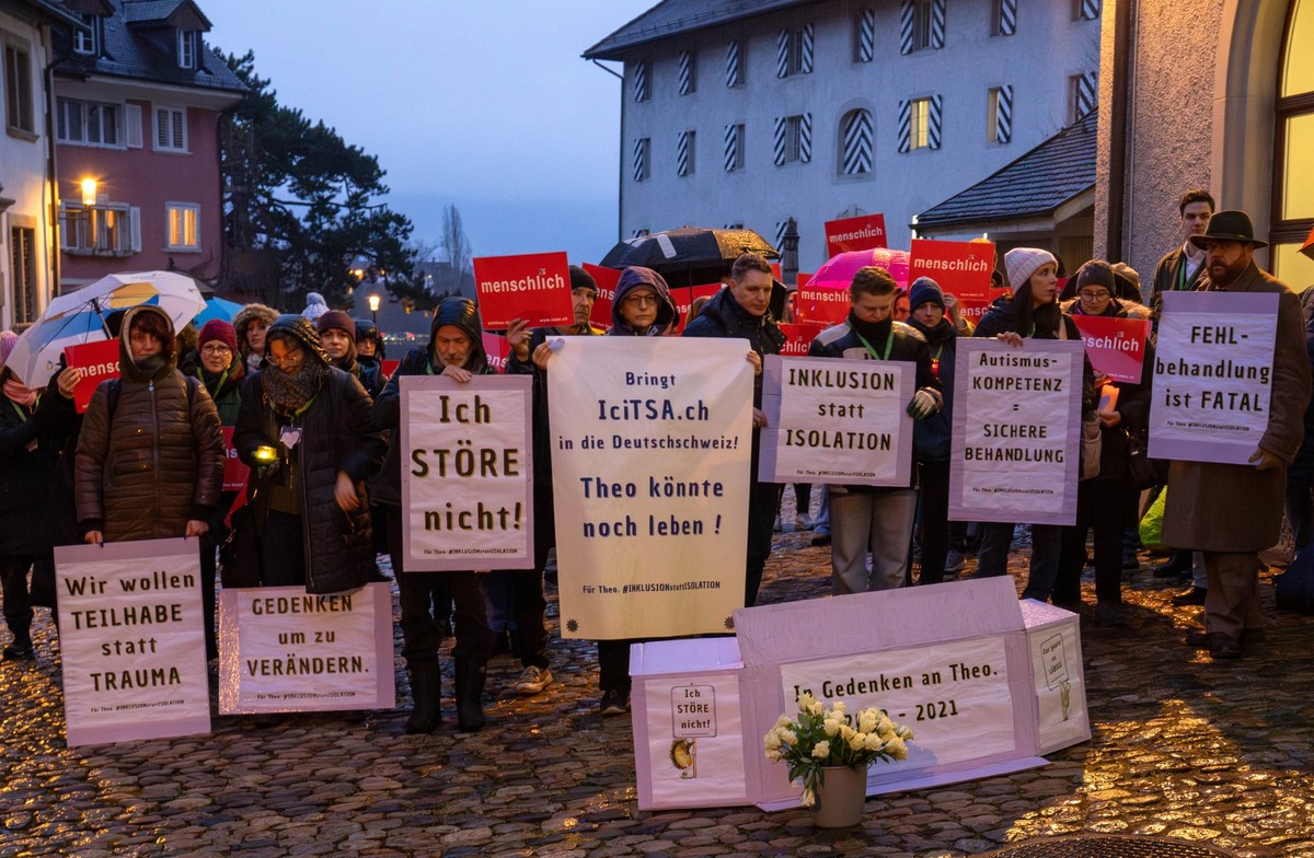 Prozess gegen Oberärztin und Oberarzt von Theo W., der in der Obhut der Psychiatrischen Dienste Aargau (PDAG) Windisch verstarb. Am Montag, 26. Januar 2026, findet vor dem Prozessbeginn im Bezirksgeri ...