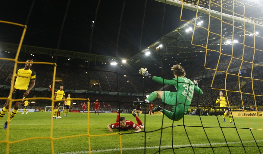 10.11.2018, Nordrhein-Westfalen, Dortmund: Fussball: Bundesliga, Borussia Dortmund - Bayern Muenchen, 11. Spieltag im Signal-Iduna Park. Robert Lewandowski (M) von München erzielt das 0:1 gegen Dortmu ...