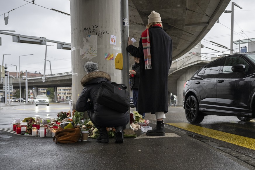 Eine Gedenkstaette in der Naehe des Unfallorts beim Escher-Wyss-Platz in Zuerich erinnern an einen verstorbenen Knaben, aufgenommen am Freitag, 23. Dezember 2022 . Am Mittwochmorgen ist am Escher-Wyss ...