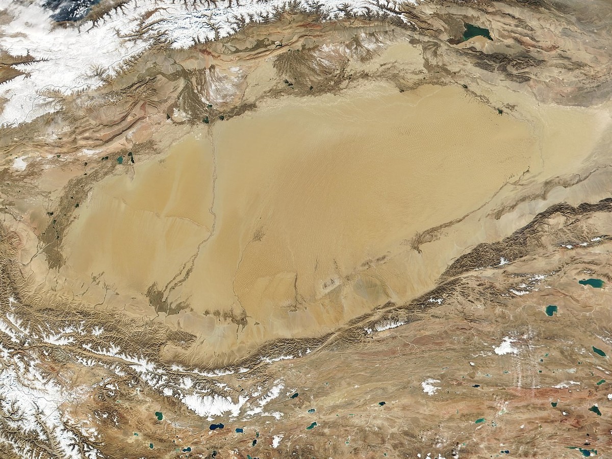 Satellitenaufnahme des Tarim-Beckens mit der Taklamakan-Wüste in China, Satellitenaufnahme 2001.
https://de.wikipedia.org/wiki/Taklamakan#/media/Datei:Taklimakanm.jpg