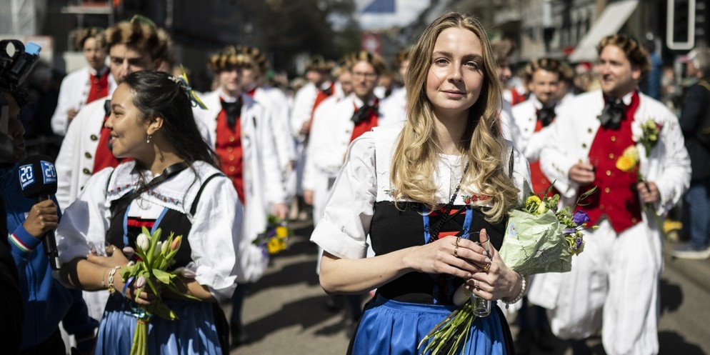 Ganze 57 Minuten dauerte es, bis beim Sechseläuten 2023 der
Kopf des Bööggs in die Luft ging. Grund dafür war der Scheiterhaufen mit viel
grünem Holz, der nur sehr langsam brennen wollte. &nbsp;