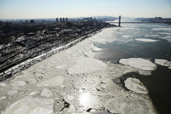 Der Hudson River in New York mit Eisschollen.