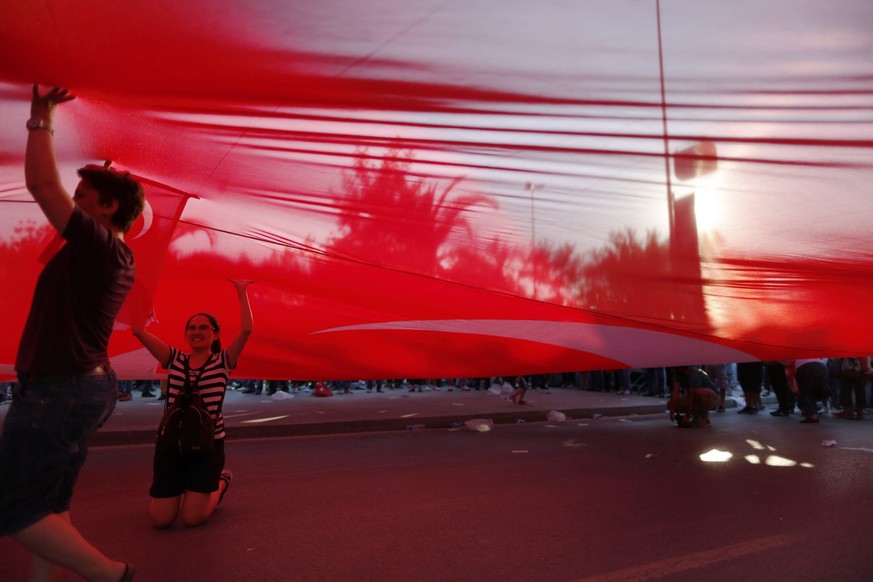 epa06078204 Supporters of Kemal Kilicdaroglu, leader of Turkey&#039;s main opposition Republican People&#039;s Party (CHP), hold a huge Turkish flag during a mass rally after the last stage of a prote ...