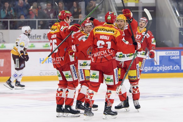 Der Bieler PostFinance Top Scorer Damien Brunner, rechts, jubelt nach seinem Tor zum 1-0 mit seinem Teamkollegen, beim Eishockey Meisterschaftsspiel der National League zwischen dem EHC Biel und HC Ge ...