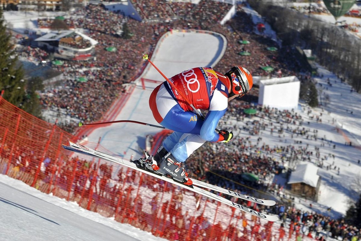 epa02001751 Didier Cuche of Switzerland competes in the Men's Downhill race on the Streif in Kitzbuehel, Austria, 23 January 2010. Didier Cuche won the race, Andrej Sporn of Slovenia was second,  ...