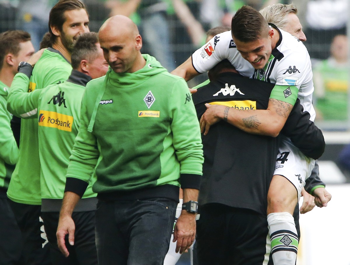 Xhaka und André Schubert (vorne). Der Schweizer ist der verlängerte Arm des Trainers.
