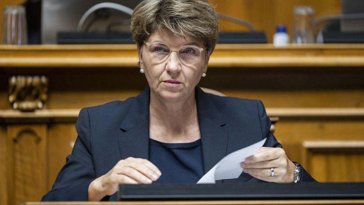 Bundesraetin Viola Amherd schaut in den Saal zu Beginn der Debatte um die Beschaffung des neuen Kampfjets F-35, an der Herbstsession der Eidgenoessischen Raete, am Donnerstag, 15. September 2022 im Na ...