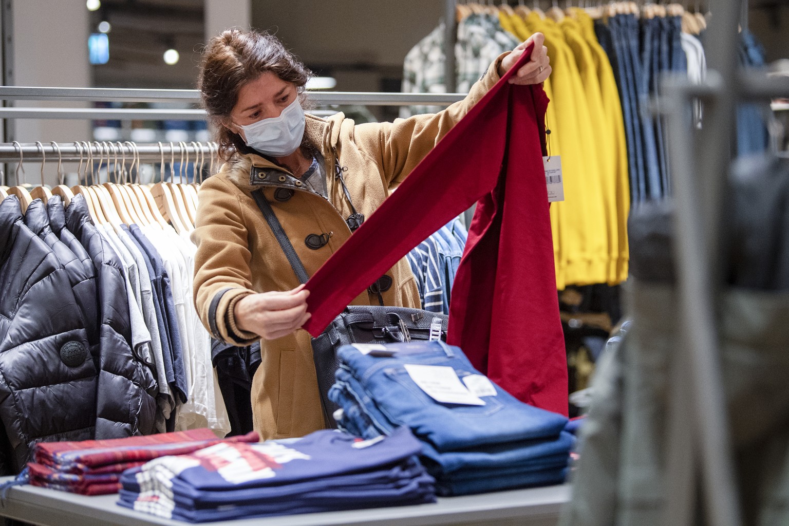 Kunden mit Schutzmasken beim Einkaufen im Kaufhaus Loeb in Bern am Montag, 12. Oktober 2020. In oeffentlichen Raeumen, Geschaeften, im oeffentlichen Verkehr sowie in Bahnhoefen des Kantons Bern gilt a ...