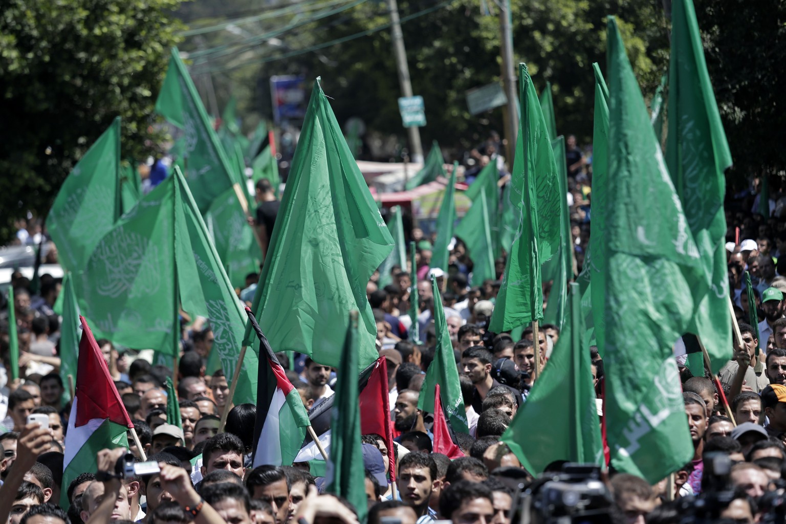 Anhänger der Hamas am 7. August. Die im Gazastreifen herrschende Hamas hat sich zum Sieger im Gaza-Krieg erklärt. Tausende Palästinenser gingen am Donnerstag auf die Strasse, um zu feiern. Sie demonst ...