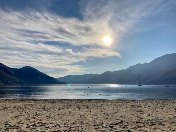 Weit bequemer (und erst noch gratis) ist der magische Strand im Bagno pubblico von Ascona.