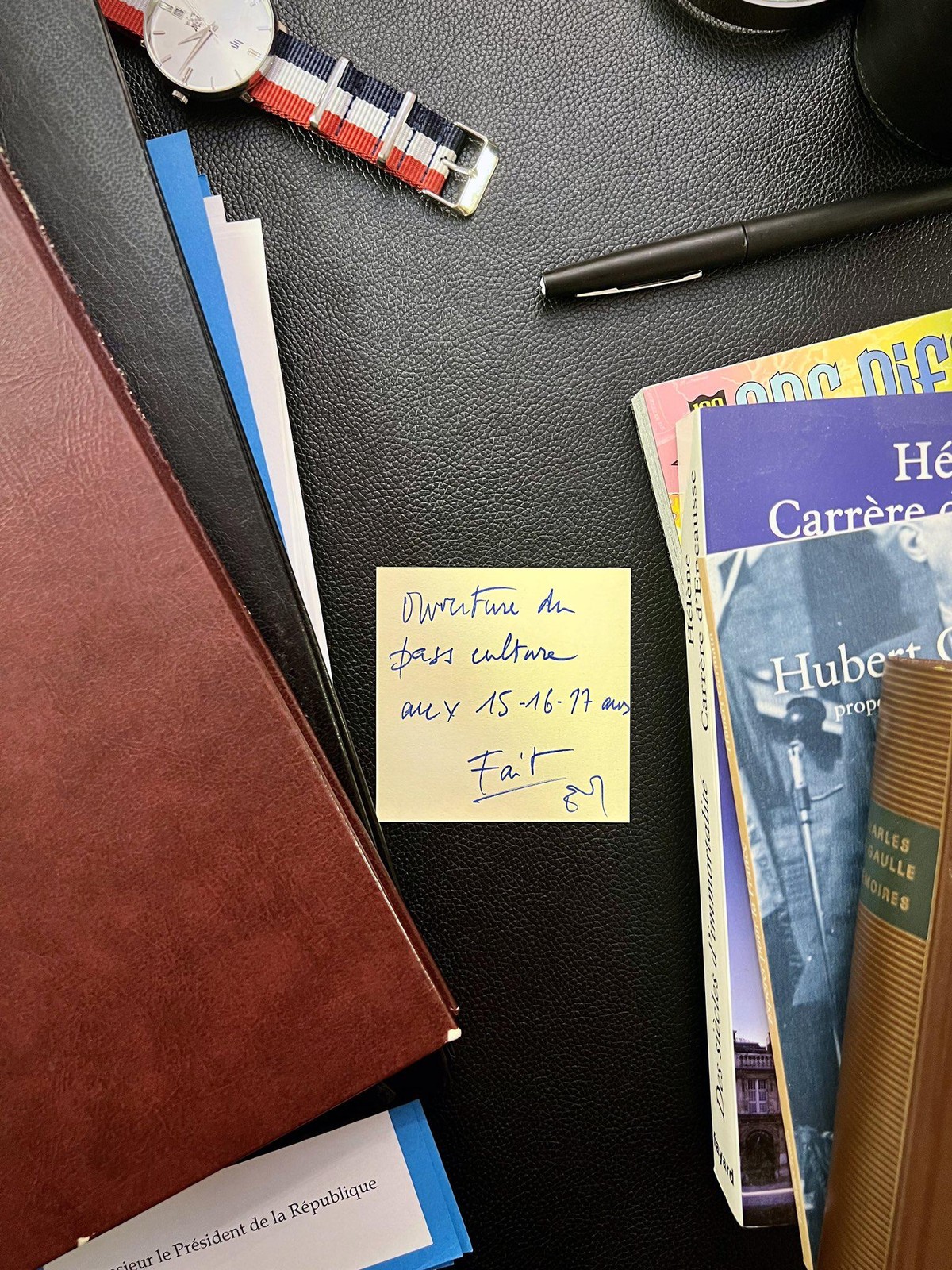 Sur ce joli post-it placé bien en évidence, on peut lire: «Ouverture du pass culture aux 15-16-17 ans. Fait.» Toutefois, ce n'est pas le seul truc qu'on doit noter sur l'image...