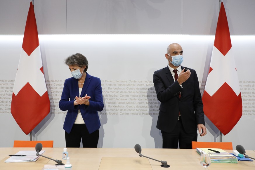 Bundespraesidentin Simonetta Sommaruga, links, und Bundesrat Alain Berset, rechts, kurz vor Beginn einer Medienkonferenz des Bundesrates zur aktuellen Lage und Massnahmen im Zusammenhang mit dem Coron ...