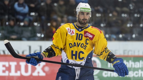 Davos&#039; Andres Ambuehl schaut zur Bank, im Eishockey Meisterschaftsspiel der National League zwischen dem SC Bern und dem HC Davos, am Samstag, 11. Dezember 2021 in der Postfinance Arena in Bern.  ...