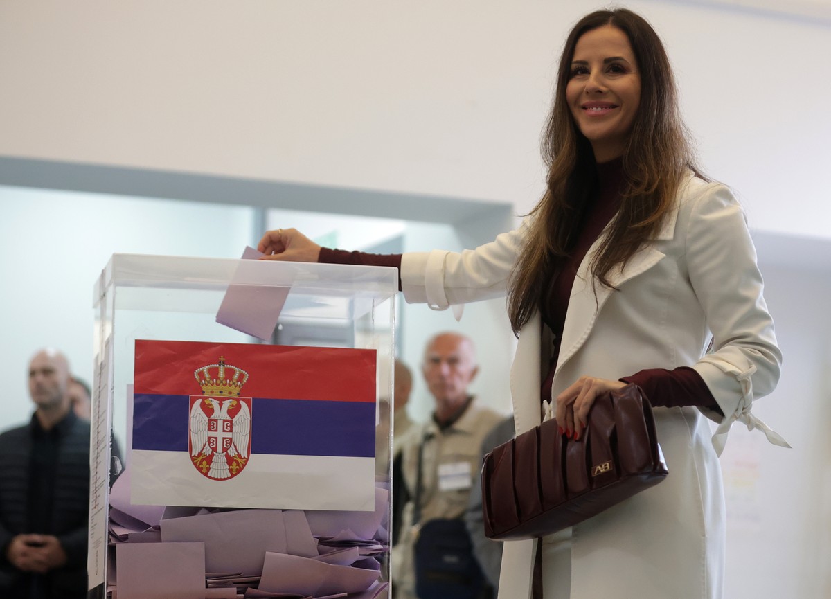 epa13330062 Tamara Vucic, wife of Serbian Progressive Party (SNS) prime ministerial candidate Aleksandar Vucic, casts a ballot at a polling station during the early parliamentary elections in Belgrade ...