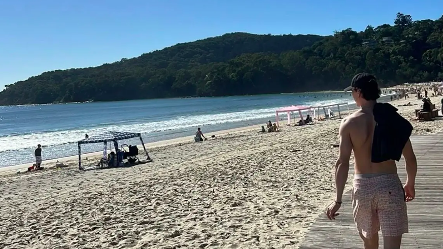 Jules Sturny am Strand in Australien
