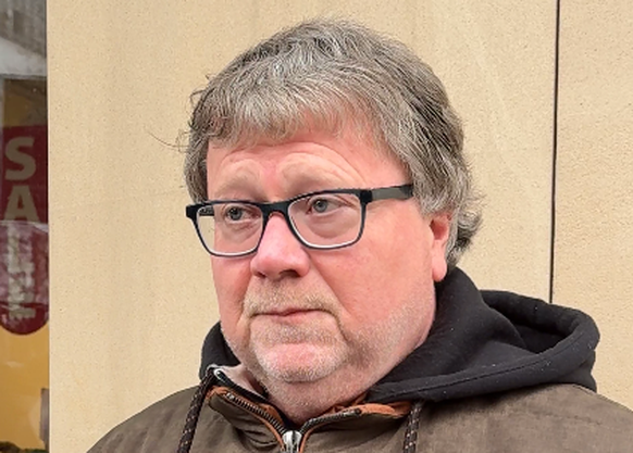 Dieser Mann, auch er möchte anonym bleiben, wählt die AfD. Er stört sich an den vielen Migranten in Sonneberg, die in seinen Augen nicht arbeiten und trotzdem alles bezahlt bekommen. Zur gescheiterten ...