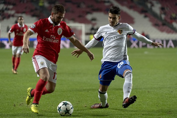 epa06369672 Benfica&#039;s Andrija Zivkovic, left, fights for the ball against Basel&#039;s Raoul Petretta, right, during the UEFA Champions League Group stage Group A matchday 6 soccer match between  ...