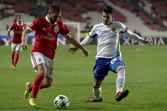 epa06369672 Benfica&#039;s Andrija Zivkovic, left, fights for the ball against Basel&#039;s Raoul Petretta, right, during the UEFA Champions League Group stage Group A matchday 6 soccer match between  ...