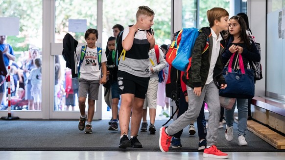 Schuelerinnen und Schueler an ihrem ersten Schultag nach den Ferien, an einer Primarschule in Chiasso, am Montag, 31. August 2020. Fuer die Schueler bis 12 Jahre besteht im Kanton Tessin keine Maskenp ...