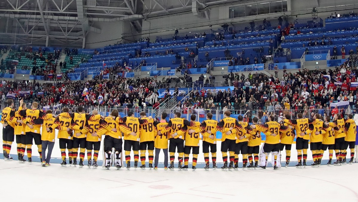 epa06563408 Silver medalists of Team Germany stand in line during the medal ceremony after the Men's Ice Hockey Gold Medal Game between the Olympic Athlete from Russia (OAR) and Germany at the Ga ...