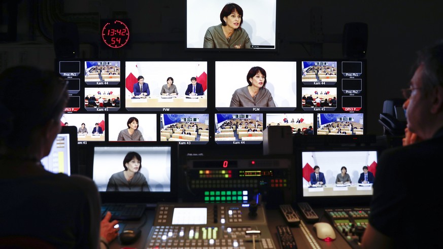 ZUR FRUEHLINGSSESSION UND DEM SERVICE PUBLIC VOM DIENSTAG, 14. MAERZ 2017, STELLEN WIR IHNEN FOLGENDES BILDMATERIAL ZUR VERFUEGUNG - Bundesraetin Doris Leuthard erscheint auf einem Bildschirm im Regie ...