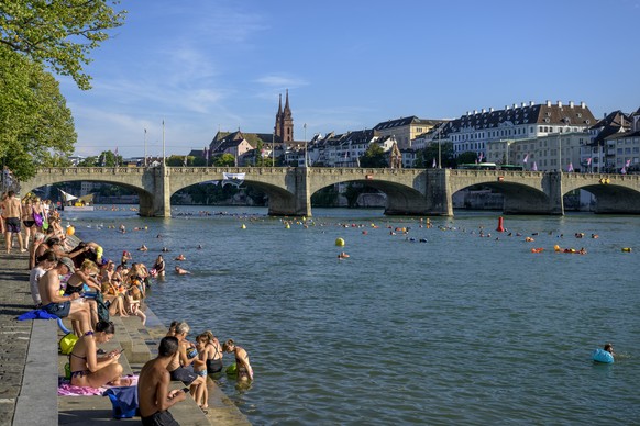 Teilnehmer des 43. Basler Rheinschwimmens bei ihrem Schwumm im Rhein durch die Stadt Basel am Dienstag, 15. August 2023. (KEYSTONE/Georgios Kefalas)