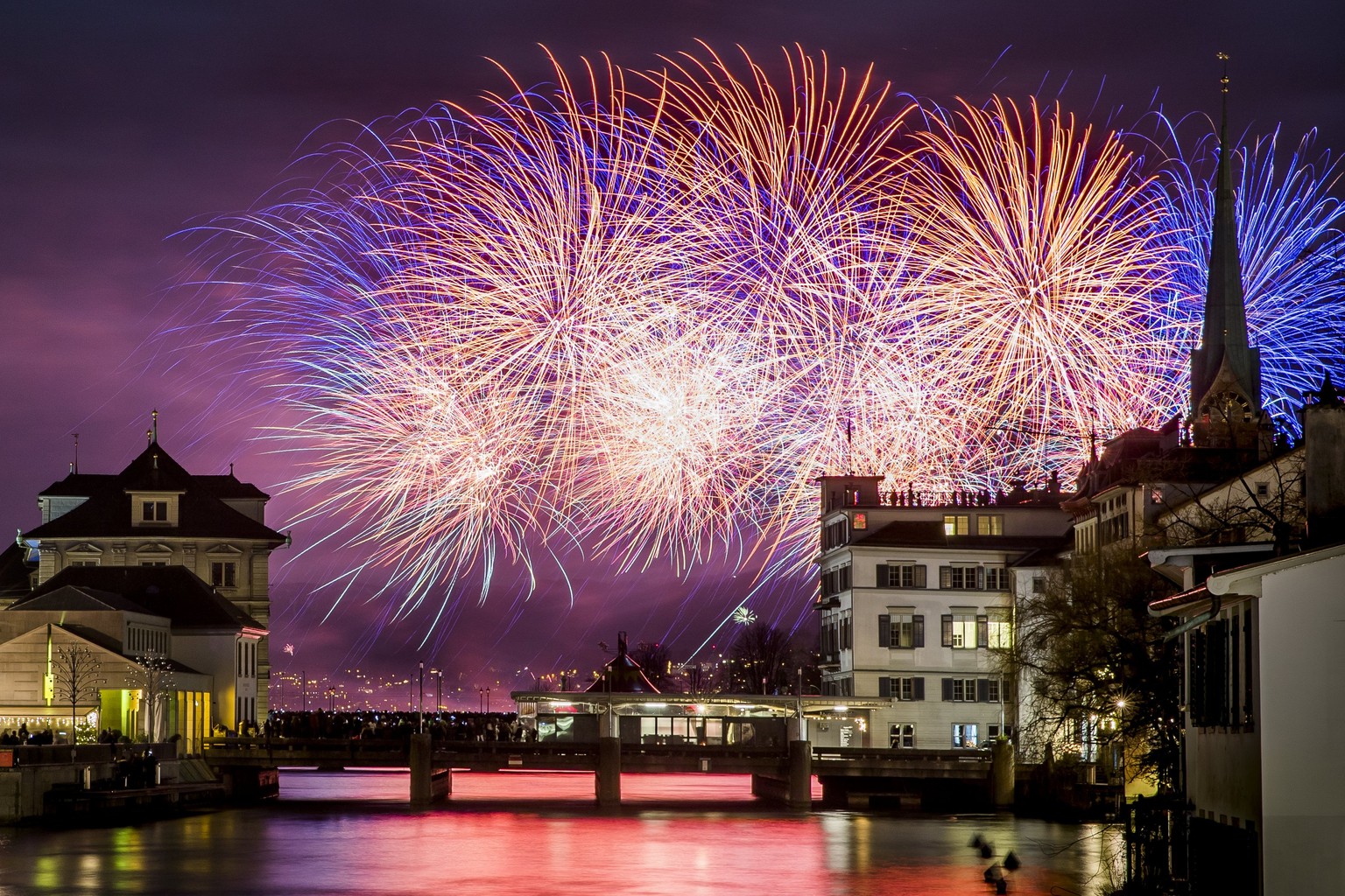 epa06411997 Fireworks illuminate the night sky over Zurich, Switzerland, 01 January 2018, during the New Year&#039;s celebrations. EPA/CHRISTIAN MERZ