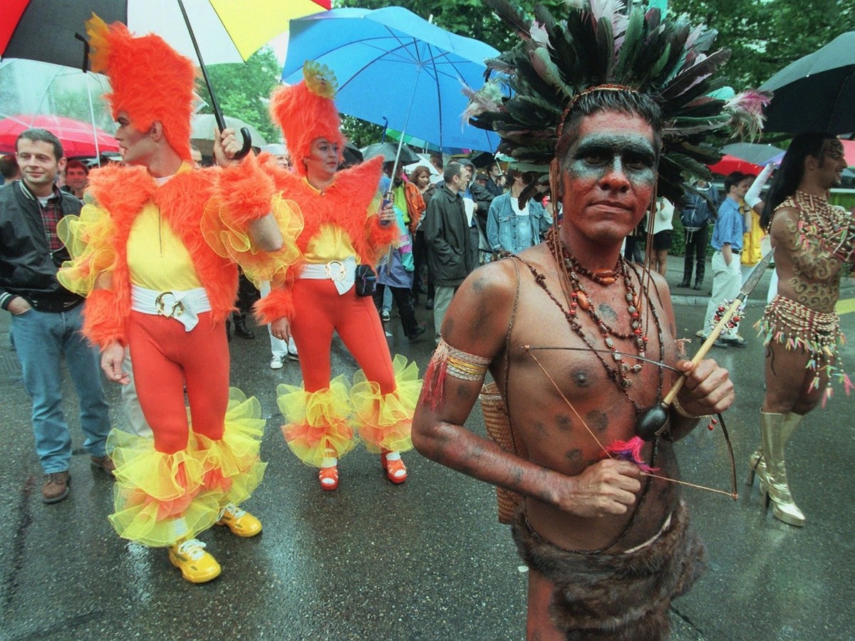 Kuehle Witterung, heisser Umzug: Mit exotischem Outfit nehmen diese Maenner am 3000 Personen umfassenden Umzug zum Christopher Street Day am Samstag, 19. Juli 1997 in der Zuercher Innenstadt teil. (KE ...