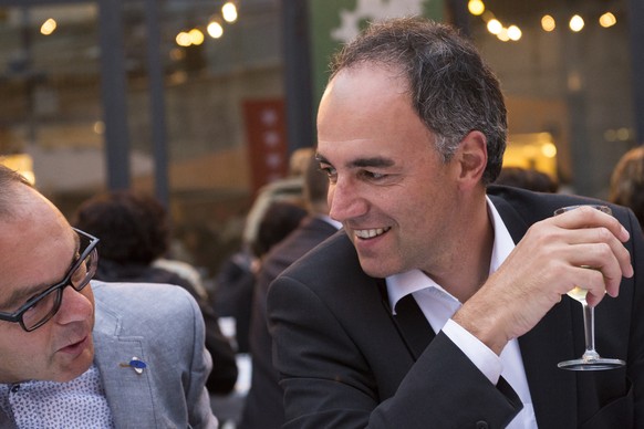 CVP-Praesident Christophe Darbellay diskutiert mit einem Glas Wein waehrend der Nationalfeier am Freitag, 31. Juli 2015, in Kippel, Loetschental, Wallis. (KEYSTONE/Dominic Steinmann)