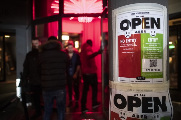 Besucher des Clubs Plaza weisen sich am Eingang mit ihrer ID und einem Telefon aus, um bei einer Ansteckung des Corona Virus Rueckschluesse zu ziehen, aufgenommen am Freitag, 6. Maerz 2020 in Zuerich. ...