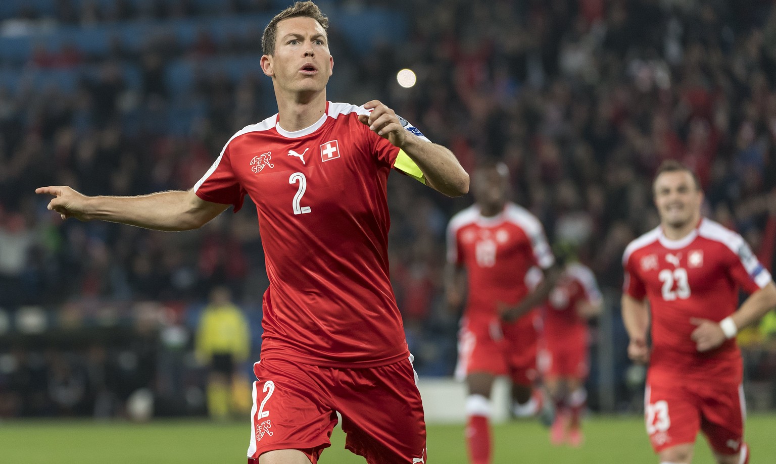 epa06251152 Switzerland&#039;s Stephan Lichtsteiner (L) celebrates scoring during the 2018 FIFA World Cup group B qualification soccer match between Switzerland and Hungary in the St. Jakob-Park stadi ...