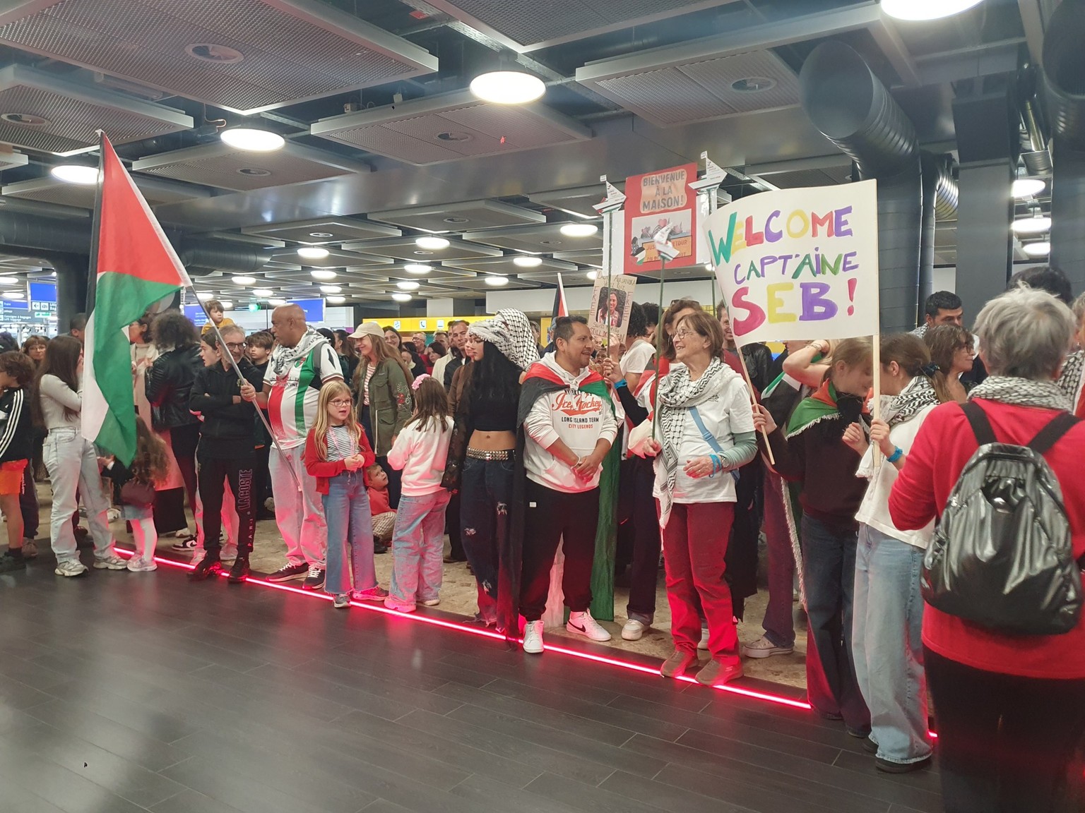 des militants propalestiniens attendents les membres de la flottille vers Gaza à l&amp;#039;aéroport de Genève
