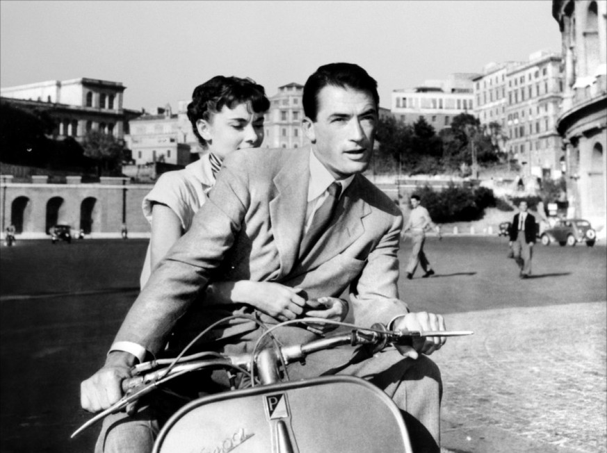 Roller in Rom: ein Bild für die Ewigkeit, so dachte man. Bald schon sind die beliebten Zweiräder nur noch auf Video zu bewundern (Filmstill aus Roman Holiday mit Gregory Peck und Audrey Hepburn).