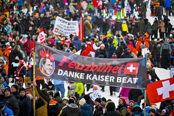 Spectators celebrate to Beat Feuz of Switzerland in the finish area during the men&#039;s downhill race at the Alpine Skiing FIS Ski World Cup in Kitzbuehel, Austria, Saturday, January 21, 2023. (KEYS ...