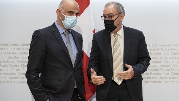 Bundespraesident Guy Parmelin, rechts, und Bundesrat Alain Berset aeussern sich an einer Medienkonferenz zu Covid 19 Massnahmen, am Mittwoch, 28. April 2021, in Bern.(KEYSTONE/Peter Schneider)